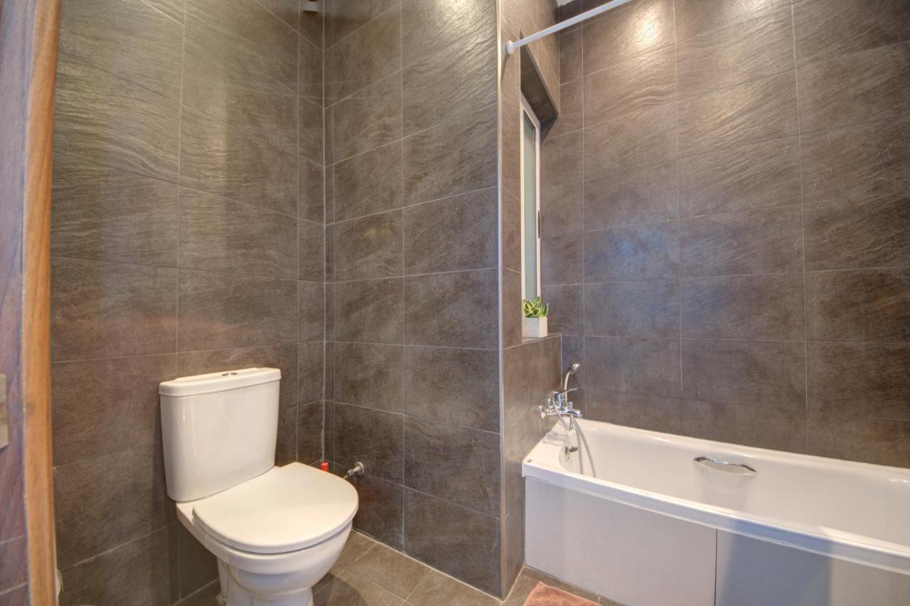 St Julians 2 Bedroom Apartment With Commanding Seaviews By Shortletsmalta Saint Julian's Luaran gambar